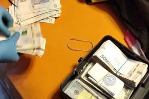 Попались на горячем: В Северодонецке СБУ разоблачила на коррупции начальника отдела превенции Нацполиции и двух патрульных (видео)