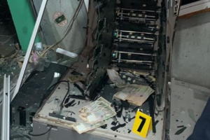 В Рубежном неизвестные взорвали банкомат: преступников разыскивают