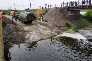 На Днепропетровщине на месте обрушения моста военные возводят понтонную переправу