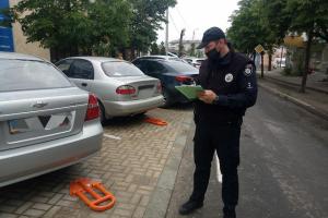 Нагородили: в Северодонецке патрульные потребовали убрать незаконные ограничители парковки