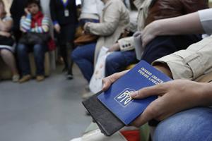 Правительство позволит заробитчанам выезжать за границу 