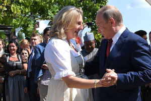 Экс-глава МИД Австрии будет писать для прокремлевского СМИ
