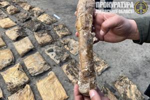 Более 210 кг взрывчатки: В Лисичанске на частном подворье откопали схрон боевика "ЛНР"