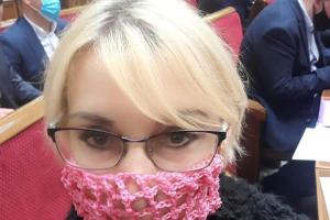 "Маска-авоська": Нардеп из "Слуги народа" пришла в Раду в странном виде