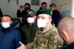 Платить в бюджет, а не "на лапу": Глава ГПСУ на пункте пропуска "Тиса" провел серьезный разговор с перевозчиками