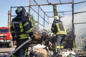 В Северодонецке горели грузовик с макулатурой и ВАЗ