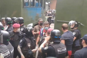 В Киеве под судом произошли стычки: полиция применила силу, инцидентом занялось ГБР