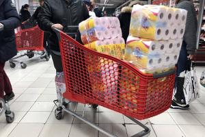 Эксперты составили психологический портрет человека, скупающего туалетную бумагу во время пандемии