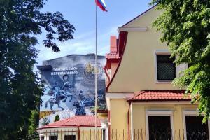 "Поздравили с Днем России": Возле консульств РФ разместили билборды с эмблемой контрразведки СБУ