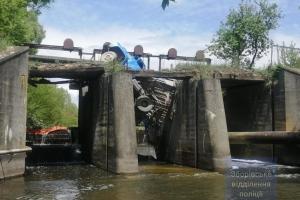 Грузовик повис над водой: в Украине "устал" еще один мост