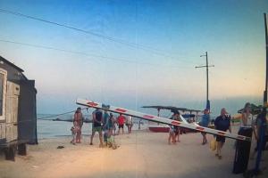 У Кирилівці на в'їзді на дикий пляж поставили шлагбаум і стягують плату