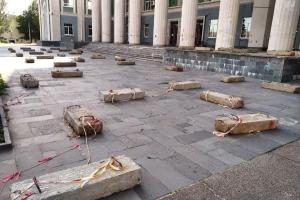 В Северодонецке площадь перед ДК Химиков заставили бетонными блоками, чтобы дети не катались на скейтах