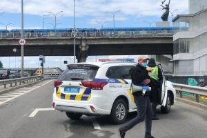 В Киеве мужчина угрожает взорвать мост Метро