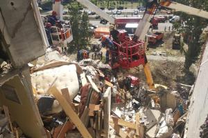 В Киеве на месте взрыва дома продолжают искать людей: судьба еще 3 человек неизвестна