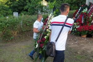 На могилу отца Порошенко через 4 часа после похорон привезли венок от Зеленского