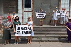 "Нет насилию в семье": В Северодонецке агрессия полицейского к жене вызвала протесты местных жителей