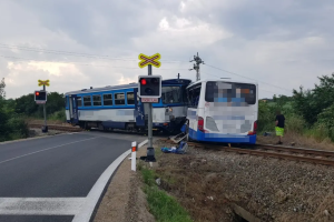 В Чехии поезд протаранил автобус: много раненых