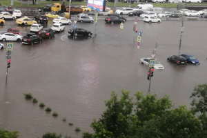 Москва ушла под воду после мощного ливня: фото, видео