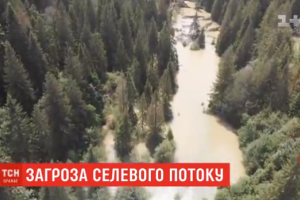 На Прикарпатье из-за дождей образовалось горное озеро, которое в любой момент может хлынуть на село