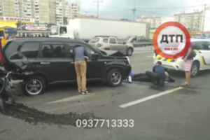 В Киеве в место оформления ДТП влетел автомобиль: серьезно пострадала полицейская