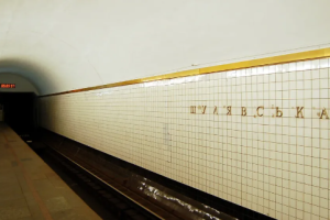 В тоннеле киевского метро полиция отыскала раненого мужчину с ножом