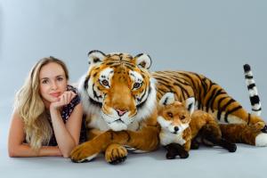 Покупают в США и странах Европы: Предпринимательница из Лисичанска создает игрушки в виде животных