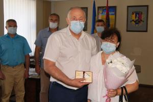 Жительница Лисичанска получила почетное звание "Мать-героиня"