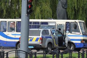 Захоплення заручників у Луцьку: на місці подій лунає стрілянина, прогримів вибух