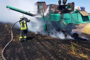 Під Лисичанськом горіло поле пшениці та комбайн