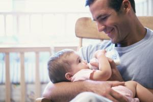 Декретный отпуск для папы: В Украине предлагают нововведение для родителей