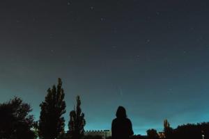 Комета NEOWISE, пьяные на дорогах и розыск вандалов, осквернивших мемориал: новости Лисичанска за 27 июля