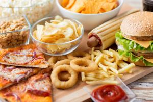 Диетологи назвали опасные для организма продукты питания