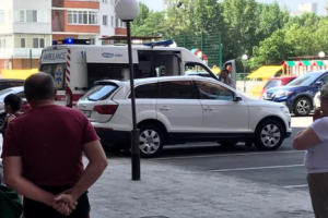 У Харкові чоловік впав з вікна багатоповерхівки на автомобіль