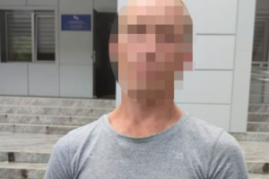 В Днепре посреди площади мужчина жестоко избил женщину: его задержали