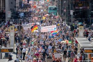 На улицах Берлина тысячи людей протестуют против карантинных ограничений