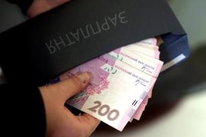 В Украине вернули огромные зарплаты чиновникам