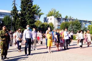 В Лисичанске торжественно подняли Государственный флаг: фото