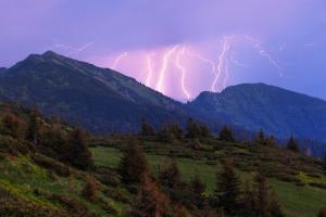 Як блискавки "трощать" гори: рятувальник показав приголомшливі фото