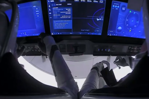 Астронавты на корабле Crew Dragon возвращаются с МКС на Землю: трансляция