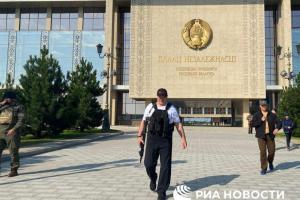 Лукашенко снова появился около своей резиденции с автоматом