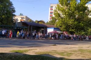 У Лисичанську колапс з маршрутками: на зупинках величезні черги, виїхати дуже складно