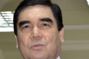 В магазинах Туркменистана власти заставляют покупать фото президента