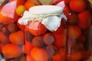 Маринованные помидоры со сливами