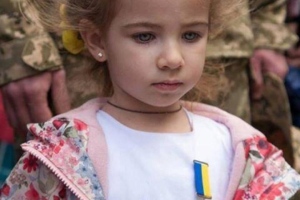 Отримала посмертну нагороду батька: Дівчинка зі знаменитої фотографії підросла - яка вона зараз