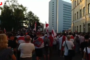 "Відпускай": Тисячі білорусів під СІЗО в Мінську вимагають звільнити політв'язнів