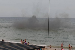 У Кирилівці раптово "задимилося" море: курортників налякала дивна темна хмара