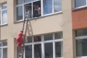 У Мінську під час виборів помітили дивний інцидент: член виборчкому вилазила у вікно з пакетом документів