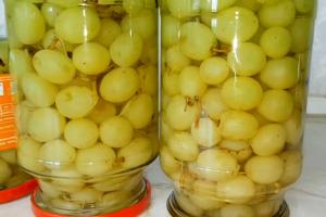 Маринований виноград - відмінна закуска до м'яса