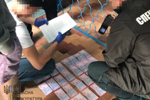 На Луганщині трьох митників підозрюють у систематичному отриманні хабарів
