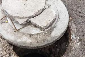 "Чудо архитектуры": В центре Лисичанска коммунальщики установили люк, который стал причиной ДТП (видео)